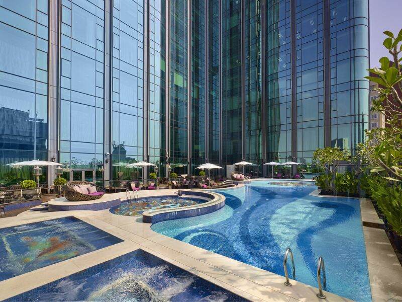 Hồ bơi sang trọng bậc nhất thành phố - bể bơi khách sạn The Reverie Saigon