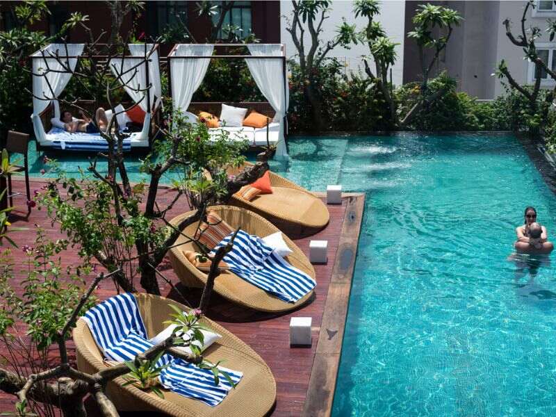 Hồ bơi theo phong cách nhiệt đới tại khách sạn The Myst Đồng Khởi